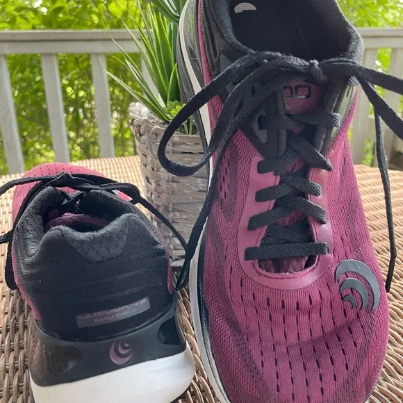 Topo burgundy athletic shoes - Picture 2 of 9